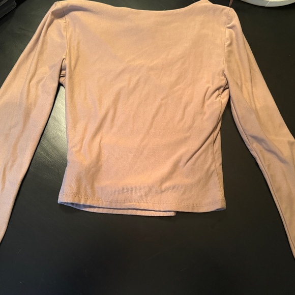 A tight tan sleeve shirt - Picture 2 of 2